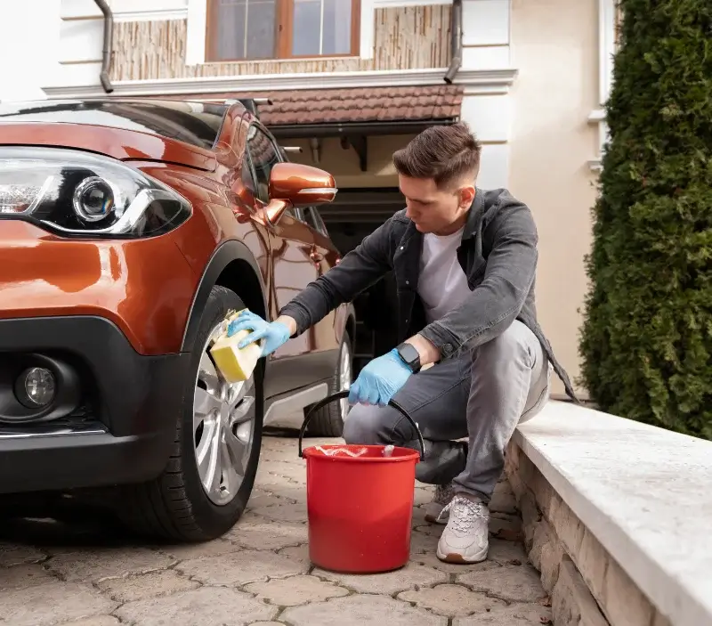 Lavage auto à domicile Saint-Pierre-du-Val : professionnel intervenant sur un véhicule